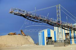 Image du Maroc Professionnelle de  Les camions s'activent à la mine de Boucraa de L'Office chérifien des phosphates. Le Groupe OCP est une société anonyme fondée en 1920 et domiciliée au Maroc. OCP S.A est le Leader mondial de l'industrie du phosphate, Mardi 8 Février 2005. (Photo / Abdeljalil Bounhar) 